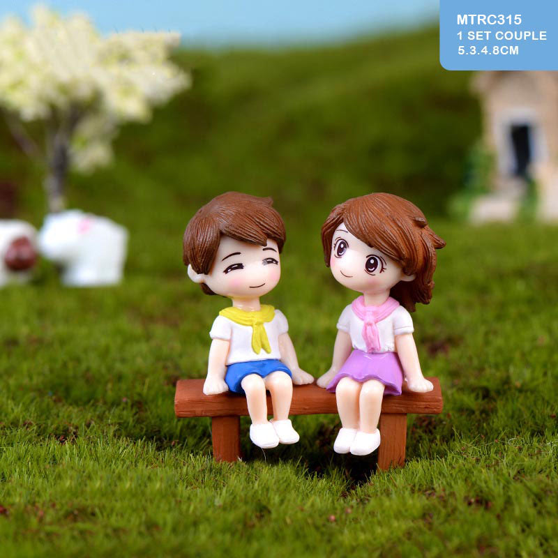 Miniature Model Couple with Bench - 1 Set