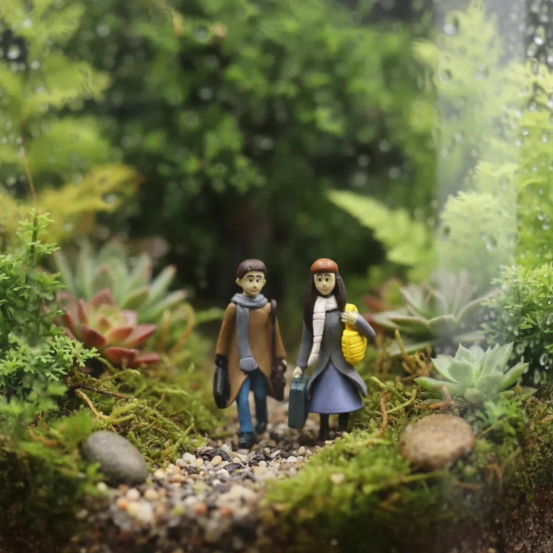 Miniatures Traveler Couple Set(2pcs) Pack of 1